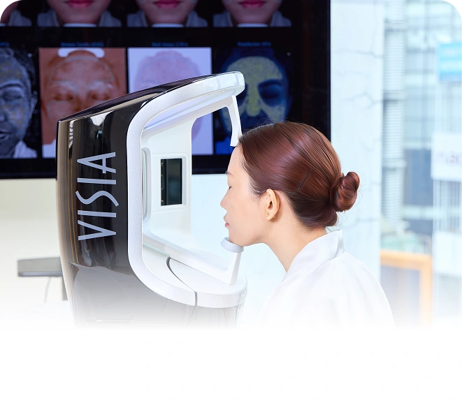Soi da và thăm khám trước điều trị mụn