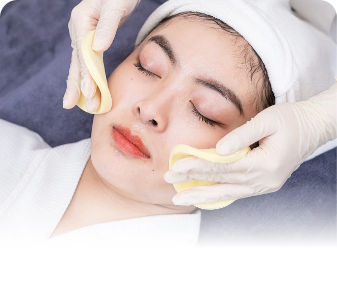 Tẩy trang làm sạch da trước điều trị mụn