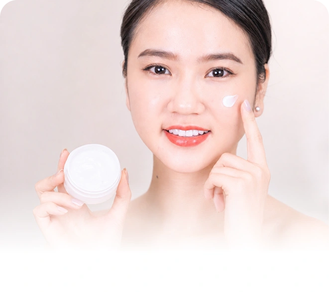 Thoa thuốc và kem dưỡng ẩm sau điều trị mụn