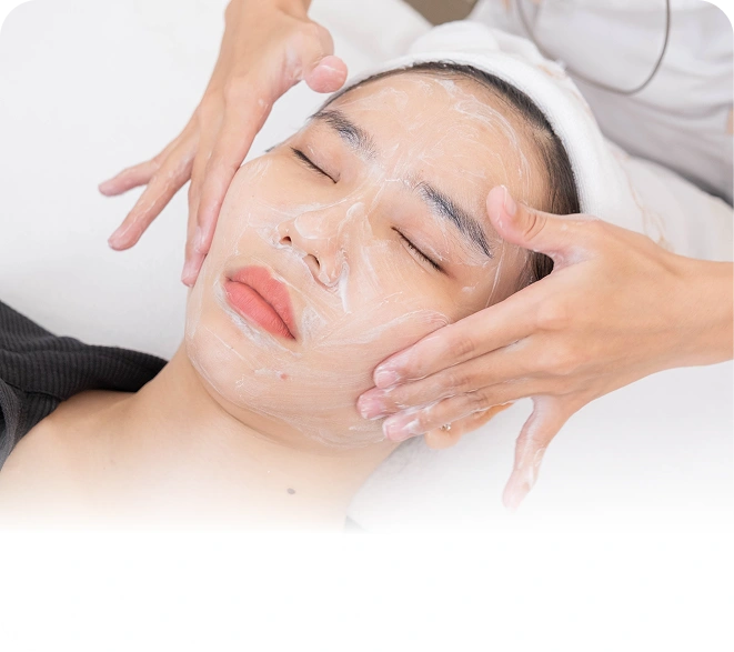 Xông nóng và tẩy da chết trong quy trình trị mụn