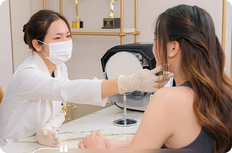 Bác sĩ tư vấn phác đồ chăm sóc da cá nhân hóa cho khách hàng