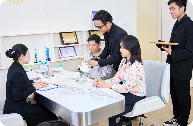 Đội ngũ tư vấn chăm sóc khách hàng chuyên nghiệp tại Linh Anh