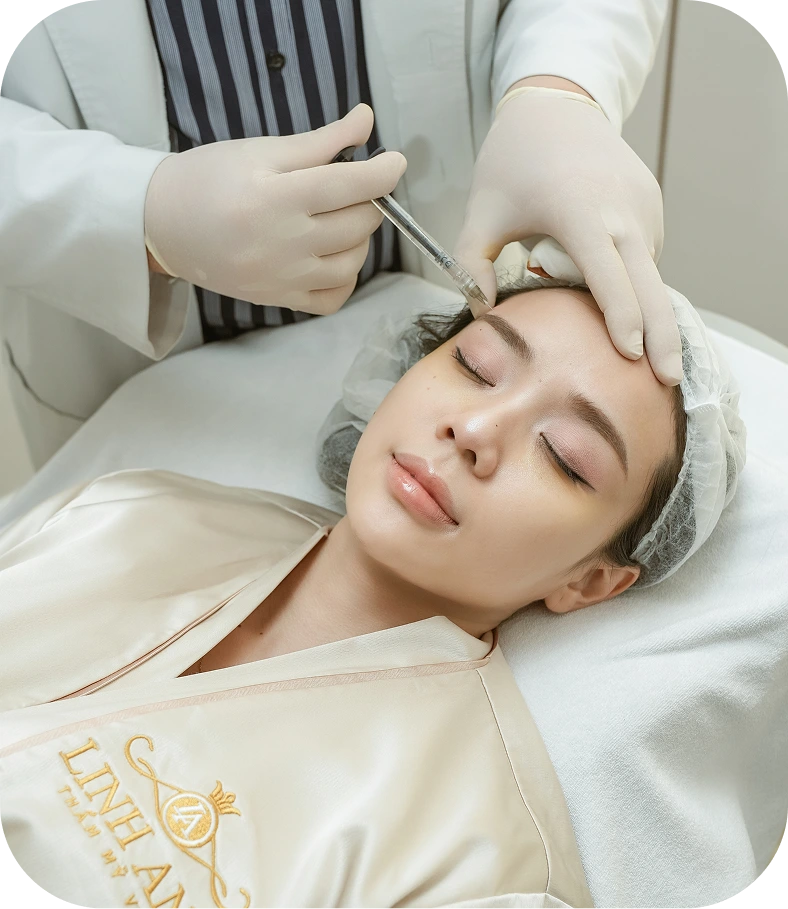 Bác sĩ thực hiện chăm sóc và phục hồi da chuyên sâu