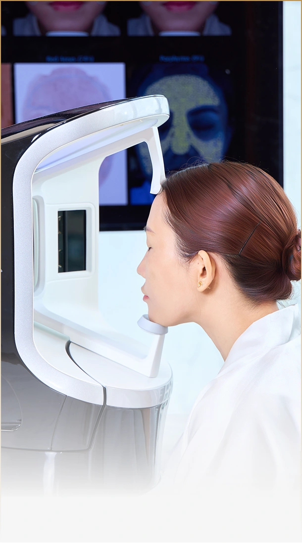 Khách hàng được kiểm khám và soi da bằng công nghệ cao