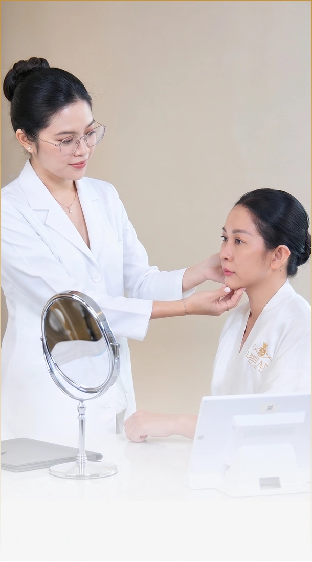 Bác sĩ theo dõi và đánh giá kết quả điều trị mụn