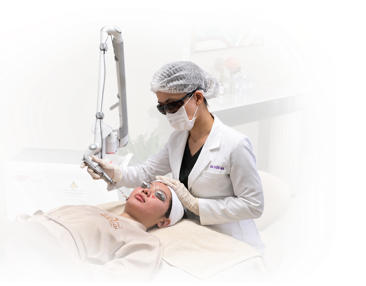 Bác sĩ Linh Anh thực hiện điều trị Laser Fotona cho khách hàng